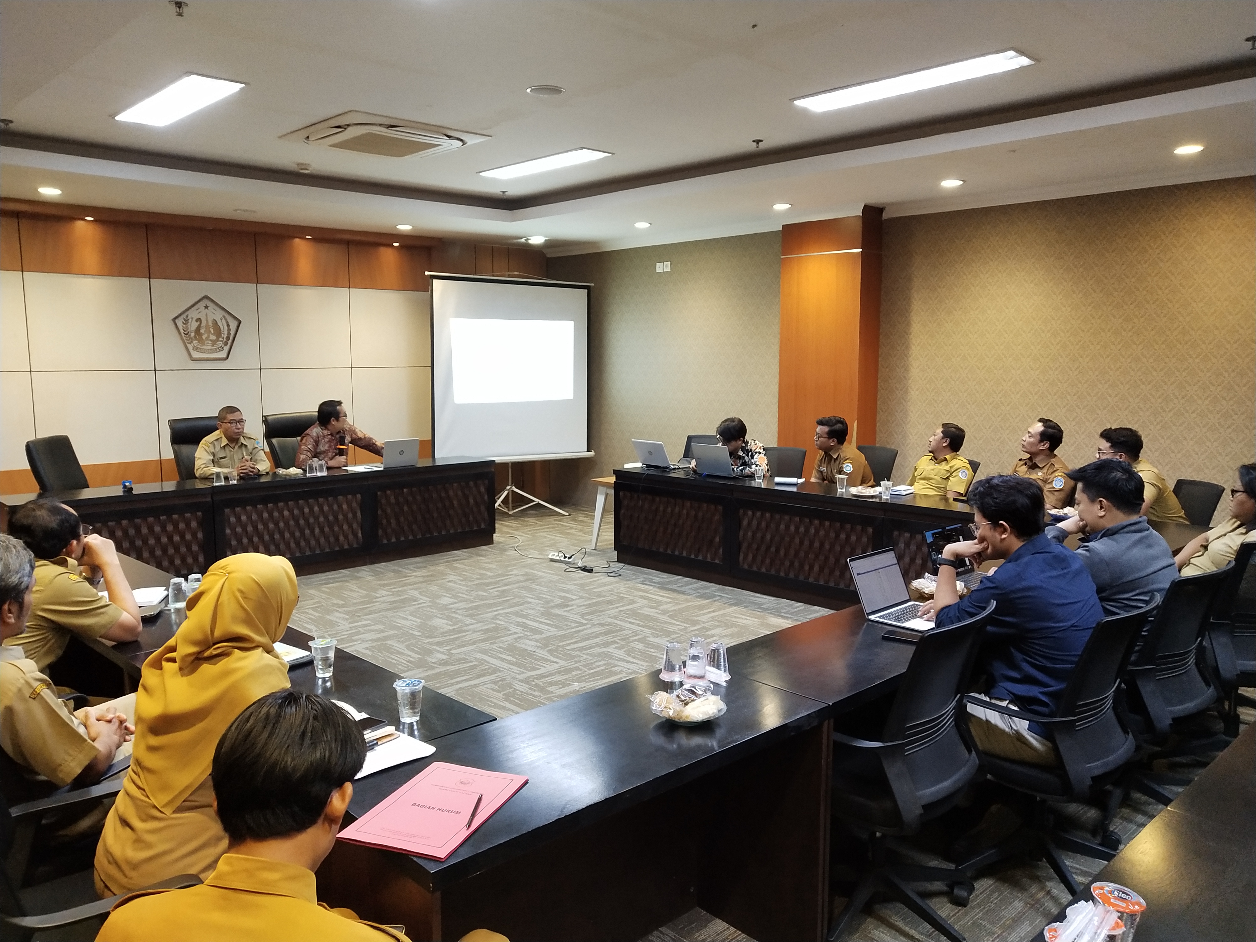 Bagian Hukum Sekretariat Daerah Kabupaten Lamongan Gelar Rapat Koordinasi Pembahasan Raperda Kerja Sama Pemerintah Daerah dengan Badan Usaha dan Desk Finalisasi Tarif Retribusi Daerah